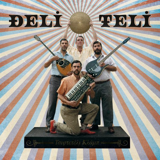Albumcover der Band Deli Teli mit vier Männern, die verschiedene Musikinstrumente halten, vor einem farbenfrohen Strahlen-Hintergrund. Im Vordergrund kniet ein Mann mit einem Keytar, während die anderen eine Bouzouki, eine E-Gitarre und ein goldenes Becken halten.