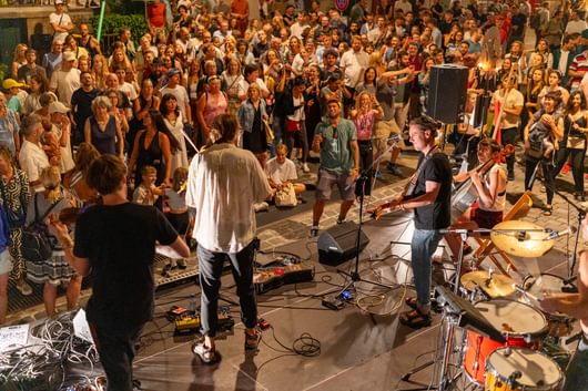 Publikum, Wanton String Band