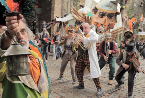 Demain on change tout fr riesen vogelmensch sein orchester 35319399394 o