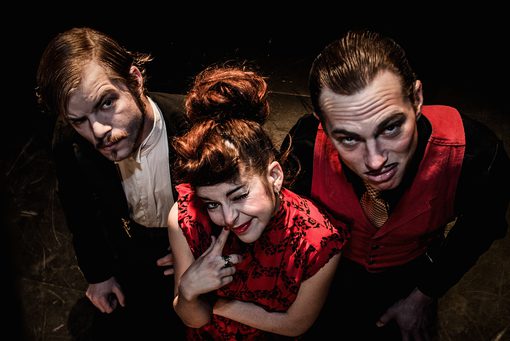 Theatralisches Trio in Rot und Schwarz