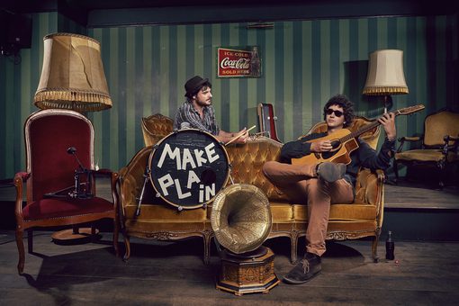 Duo Make Plain auf Vintage-Bühne