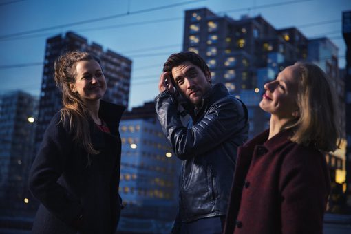 Trio bei Abenddämmerung in der Stadt