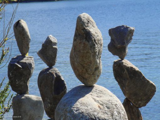 Balancierte Steintürme am Wasser