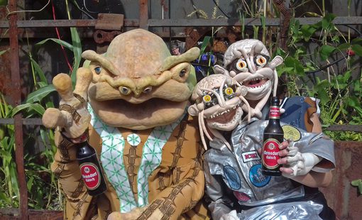 Alien-Kostüme mit Kölsch-Bier