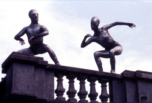 Zwei Figuren auf Steinbalustrade